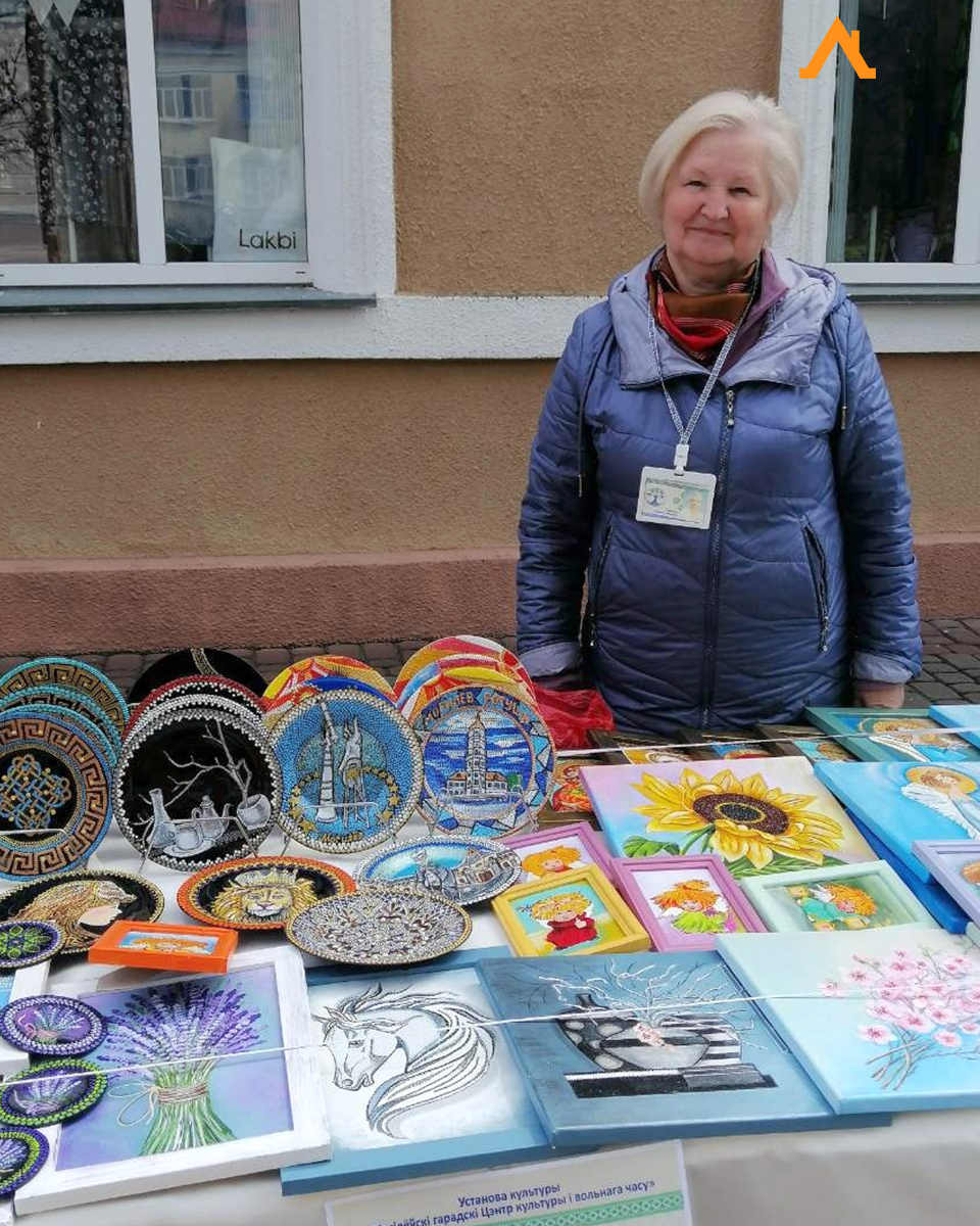 «Очень боялась залениться». Как могилевчанка начала расписывать тарелки и рисовать мандалы