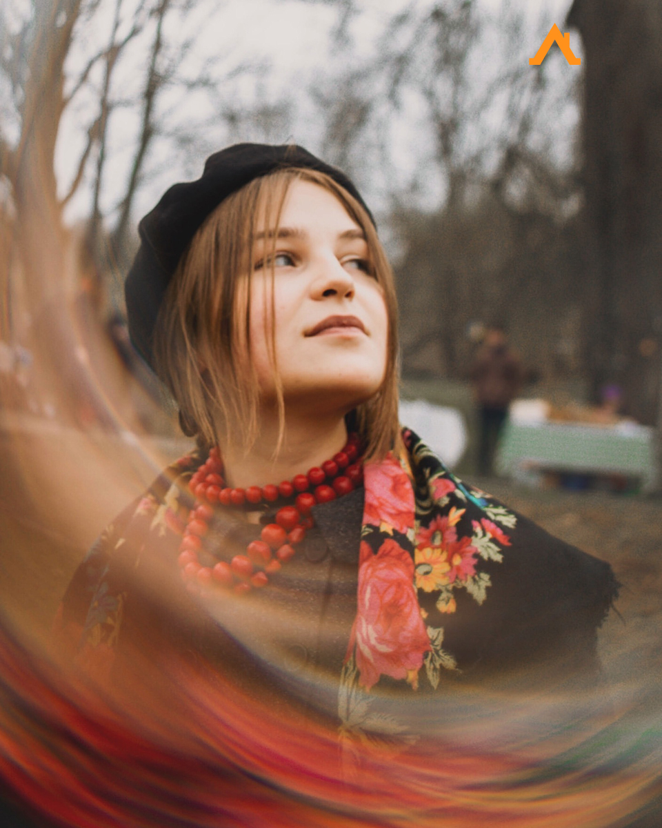 ​​Ностальгия в цене. Мастерицы делают украшения в виде белорусских хаток и окошек