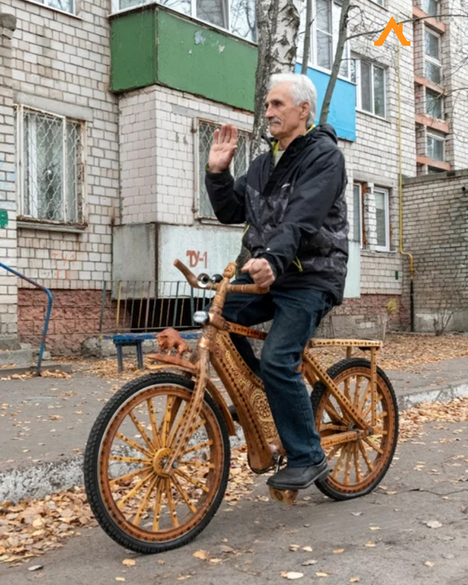 Жлобинский ремесленник сделал велосипед из дерева. На нём можно ездить!