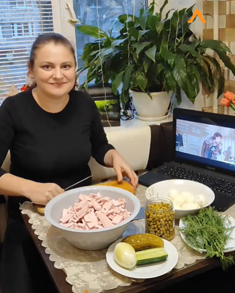 «Оливье» съедают первым! Белорусские фудблогеры крошат салат по своим рецептам