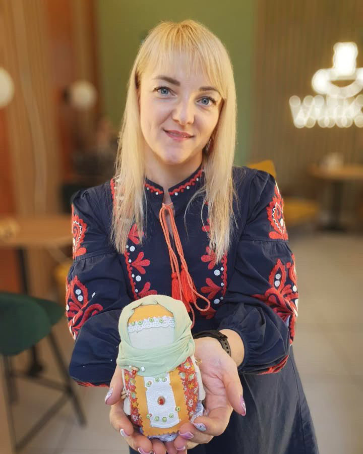 Беларуска создаёт обережных кукол и помогает через творчество находить путь к себе
