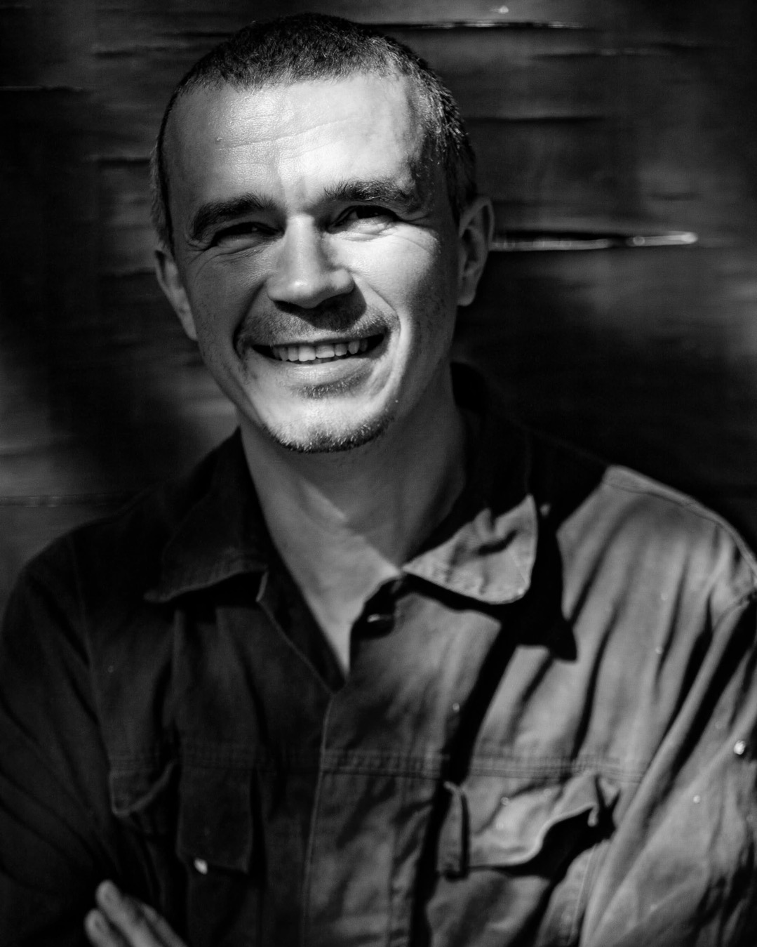 Переехал в деревню и вернулся к работе с деревом после детских иллюстраций и дизайна интерьеров