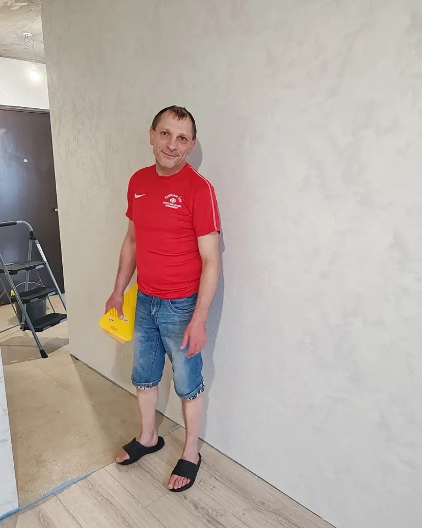 Витебский мастер по поклейке обоев стал звездой Threads: внимание привлекли не только работа, но и поступки